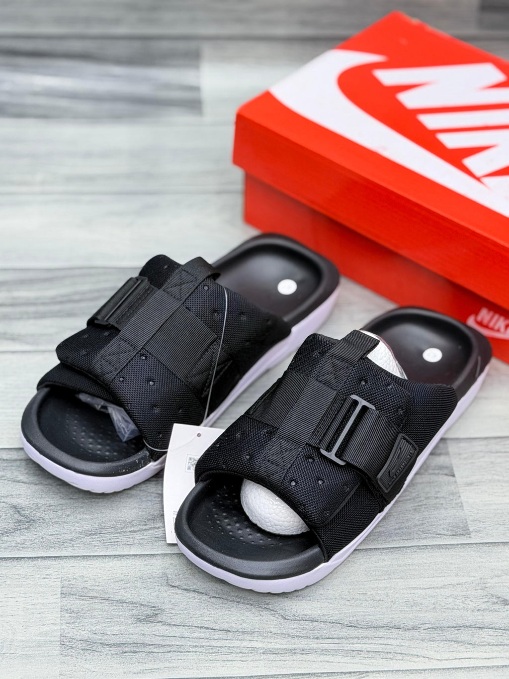 𝗡𝗶𝗸𝗲 𝗔𝘀𝘂𝗻𝗮 𝟯 𝗦𝗹𝗶𝗱𝗲𝘀 - 𝗕𝗹𝗮𝗰𝗸/𝗪𝗵𝗶𝘁𝗲 - 𝗢𝗿𝗶𝗴𝗶𝗻𝗮𝗹