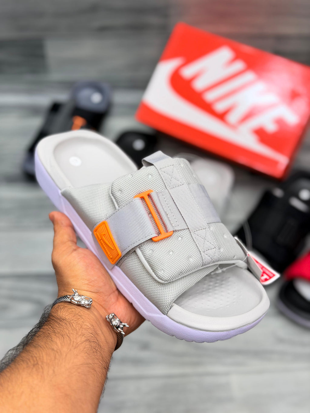 𝗡𝗶𝗸𝗲 𝗔𝘀𝘂𝗻𝗮 𝟯 𝗦𝗹𝗶𝗱𝗲𝘀 - 𝗚𝗿𝗲𝘆 𝗪𝗵𝗶𝘁𝗲 - 𝗢𝗿𝗶𝗴𝗶𝗻𝗮𝗹