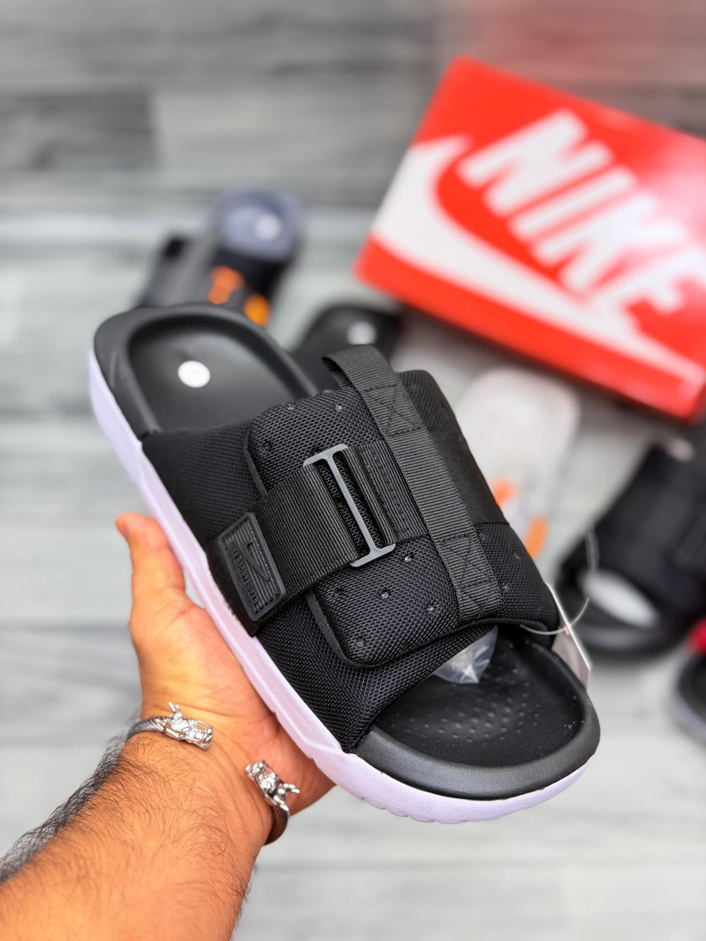 𝗡𝗶𝗸𝗲 𝗔𝘀𝘂𝗻𝗮 𝟯 𝗦𝗹𝗶𝗱𝗲𝘀 - 𝗕𝗹𝗮𝗰𝗸/𝗪𝗵𝗶𝘁𝗲 - 𝗢𝗿𝗶𝗴𝗶𝗻𝗮𝗹